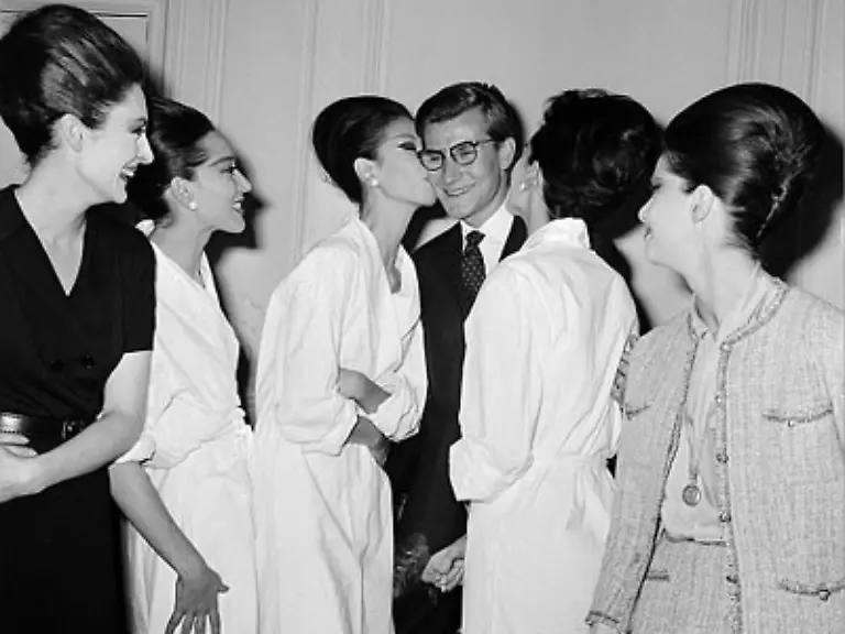 Yves-Saint-Laurent-Hoffnungstraeger-der-Haute-Couture-stellt-seine-erste-eigene-Kollektion-im-eigenen-Modehaus-vor