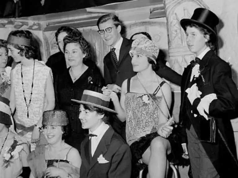 Eigentlich-will-YSL-der-einst-bei-Dior-begann-Kleider-fuer-die-Buehne-entwerfen