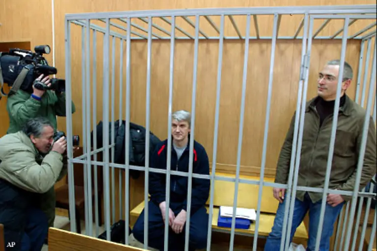 Am-28-Mai-2004-Prozess-beginnt-der-Prozess-gegen-Chodorkowski-und-Lebedew