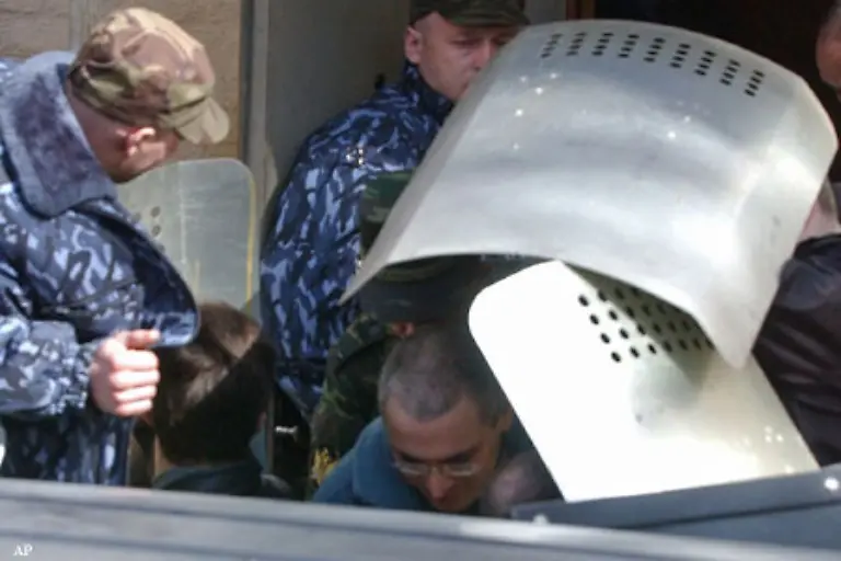 Beide-werden-beschuldigt-den-Staat-bei-der-Privatisierung-zweier-Unternehmen-vor-zehn-Jahren-betrogen-zu-haben-Zudem-soll-Yukos-Steuern-in-Milliardenhoehe-veruntreut-haben