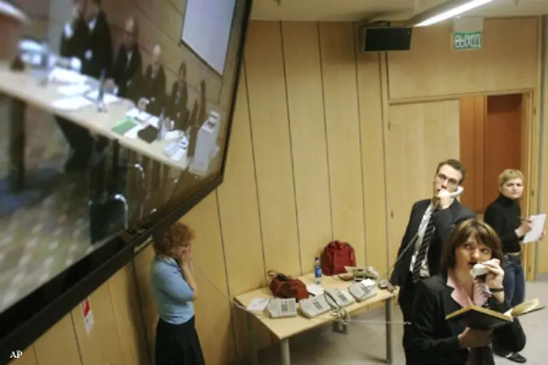 Investmentbanker-bewerteten-Yuganskneftegaz-zwischen-11-5-und-13-5-Milliarden-Euro-In-einer-windigen-Auktion-mit-nur-zwei-Bietern-erhaelt-die-unbekannte-Baikal-Finance-Group-den-Zuschlag-fuer-7-Milliarden-Euro