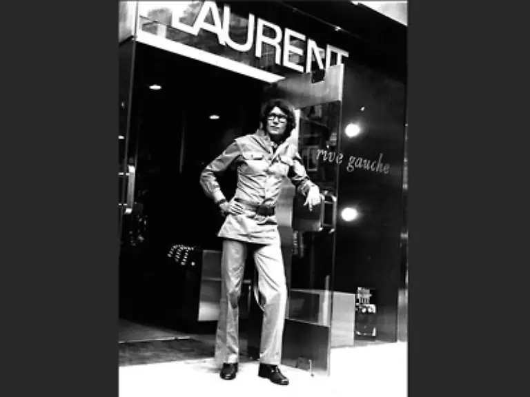 1969-steht-YSL-vor-seiner-ersten-Rive-Gauche-Boutique-in-der-Londoner-Bondstreet