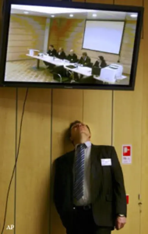 Bei-den-Auktionen-treten-zwei-Bieter-auf-der-unbekannte-bekommt-den-Zuschlag-knapp-ueber-dem-Mindestgebot-und-reicht-das-Ersteigerte-spaeter-an-Rosneft-weiter