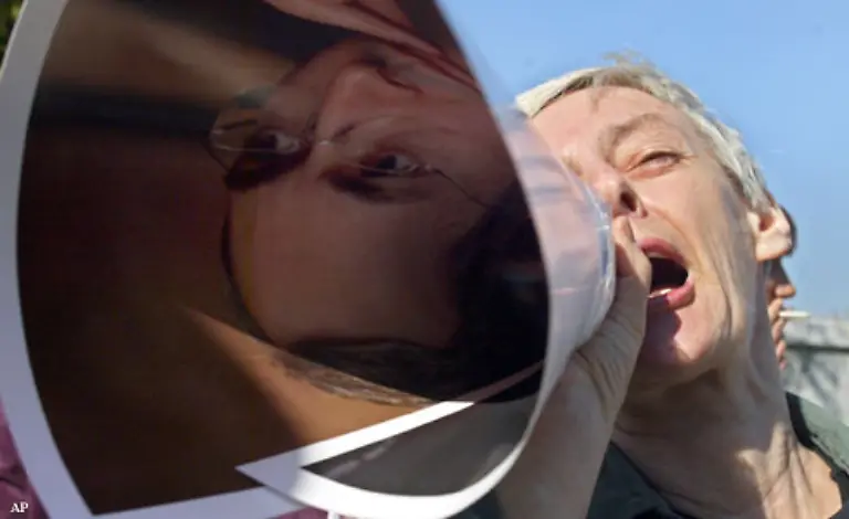 Im-Mai-2005-werden-Chodorkowski-und-Lebedew-in-den-meisten-Anklagepunkten-schuldig-gesprochen-Wie-hoch-die-Strafe-ausfaellt-bleibt-zunaechst-unklar