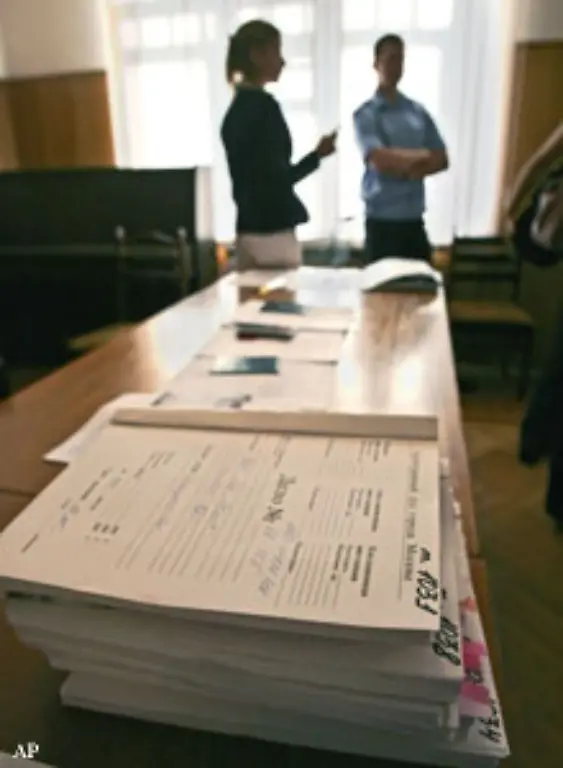 Denn-die-Richterin-liest-zunaechst-die-Urteilsbegruendung-vor-Mehr-als-tausend-Seiten-lang-ist-der-Richterspruch-Frau-Kolesnikowa-liest-jeden-Tag-aber-nur-gut-50-Seiten-und-schliesst-die-Sitzung-fruehzeitig