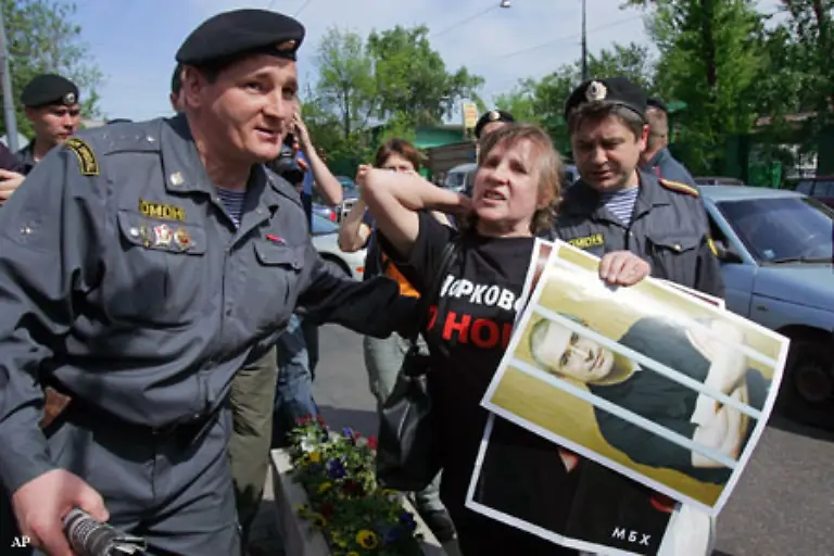 Bei-Beobachtern-schuert-das-einen-Verdacht-Die-quaelende-Prozedur-soll-das-brennende-Interesse-der-Welt-am-brisanten-Urteil-langsam-erloeschen-lassen