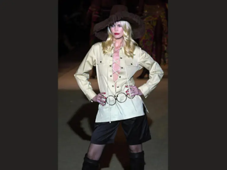 und-verhilft-der-Pop-Aera-durch-Minirock-und-Lederjacke-zu-Glamour