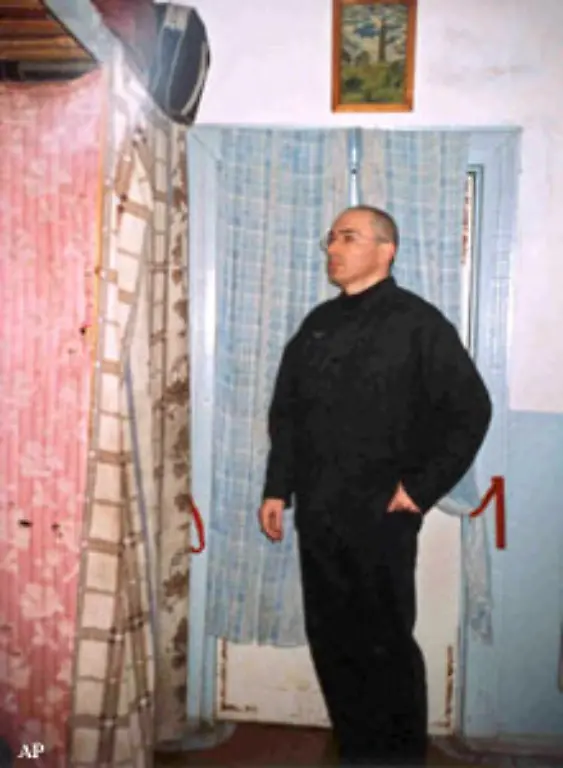 Im-Gegenzug-wird-er-immer-wieder-schikaniert-Er-bekommt-beispielsweise-einen-Verweis-und-Strafarrest-da-er-Tee-an-einem-verbotenen-Ort-getrunken-habe