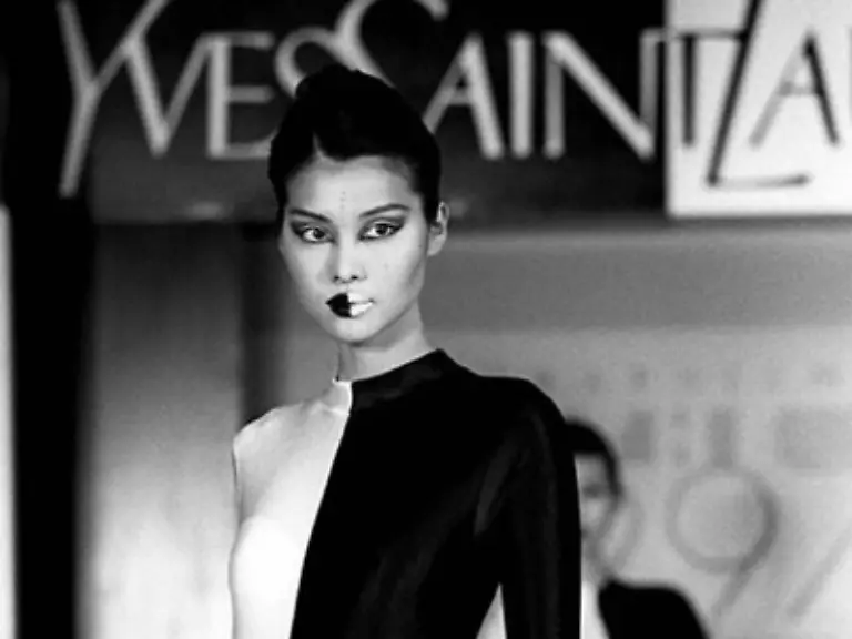 Als-Kontrast-laesst-er-Mannequins-in-chinesischen-Staatsgewaendern-und-russischen-Trachten-ueber-den-Laufsteg-flanieren