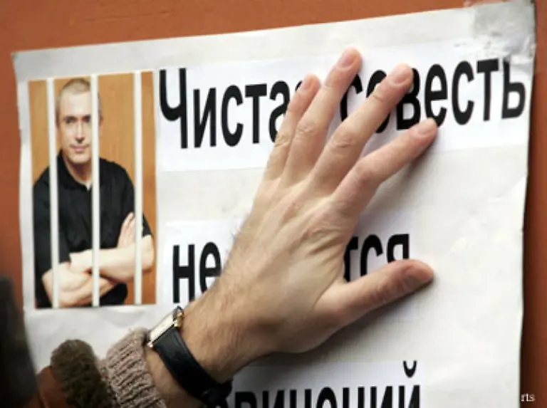 Zumindest-muss-sich-Chodorkowski-nicht-wegen-sexueller-Belaestigung-verantworten-Ein-Moskauer-Gericht-wies-die-Klage-eines-Mithaeftlings-ab-der-den-Ex-Oligarchen-2006-mit-einem-Messer-angegriffen-hatte