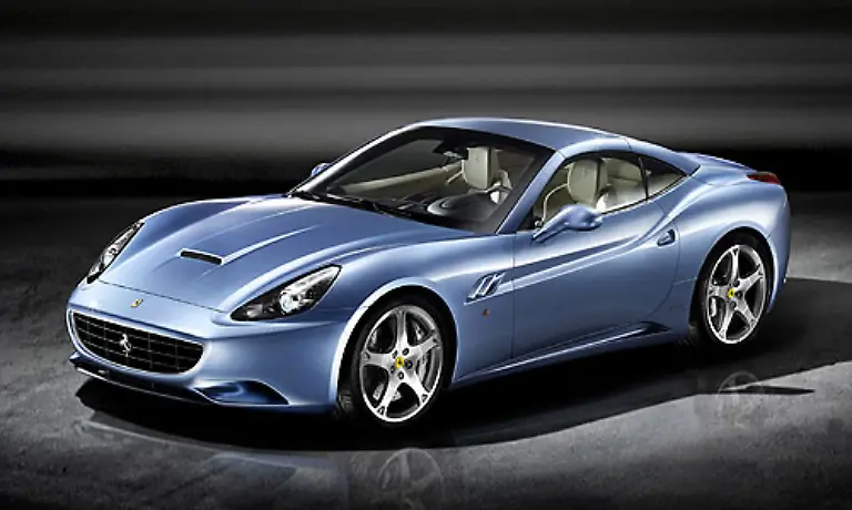Neu-ist-auch-die-Farbe-Azzuro-California-Das-Ganze-hat-einen-historischen-Hintergrund-Der-erste-Spider-aus-den-60er-Jahren-der-auf-dem-Automobilsalon-in-New-York-ausgestellt-wurde-hatte-diese-Lackierung-In-den-schrillen-sechziger-Jahren-ein-Verkaufsrenner