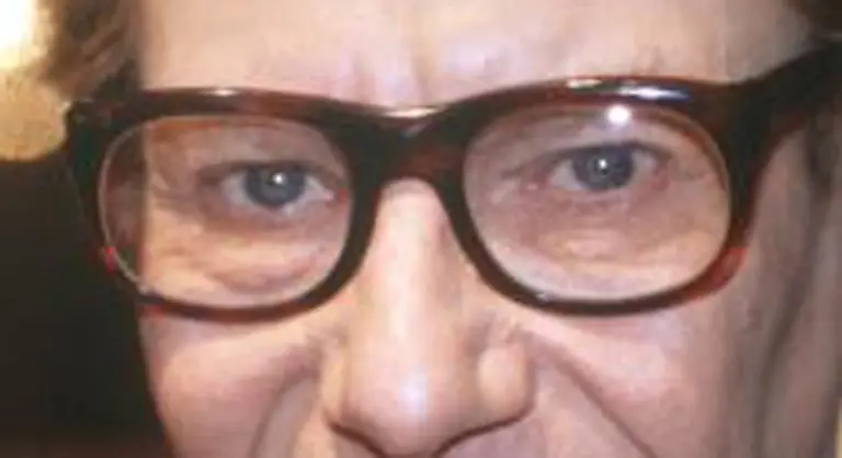 Nur-mit-seiner-Brille-bekleidet-wirbt-er-1971-fuer-seinen-Herrenduft-homme-um-sechs-Jahre-spaeter-mit-Opium-einen-Parfuemklassiker-zu-kreieren