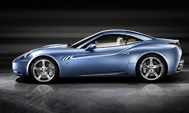 Und-auch-geschlossen-macht-der-GT-einen-ordentlichen-Eindruck-Der-California-ist-der-erste-Ferrari-der-sowohl-als-Coup-als-auch-als-Spider-genutzt-werden-kann-meint-Ferrari-Praesident-Luca-Di-Montezemolo