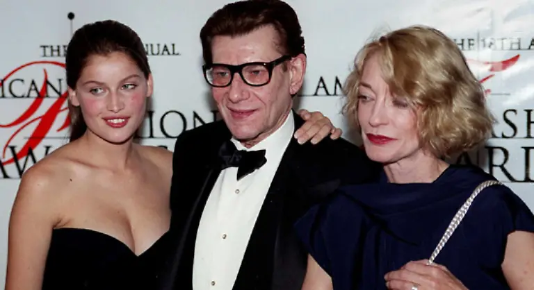 mit-Paul-Getty-Junior-dessen-Frau-Talitha-seinem-Lieblingsmodel-Betty-Catroux-und-seiner-Muse-Loulou-de-la-Falaise-r-vergnuegt-er-sich-in-seinem-Palast-in-Marrakesch