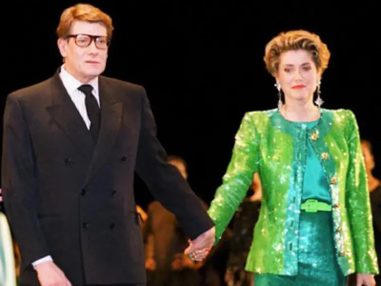 das-seine-langjaehrige-gute-Freundin-Catherine-Deneuve-praesentiert
