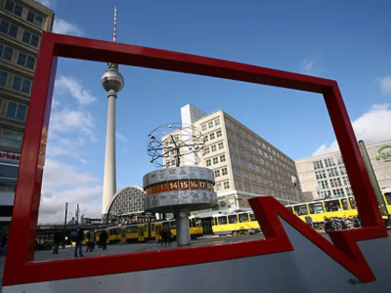 ist-Be-Berlin-genauer-der-Alexanderplatz-unter-dem-Fernsehturm