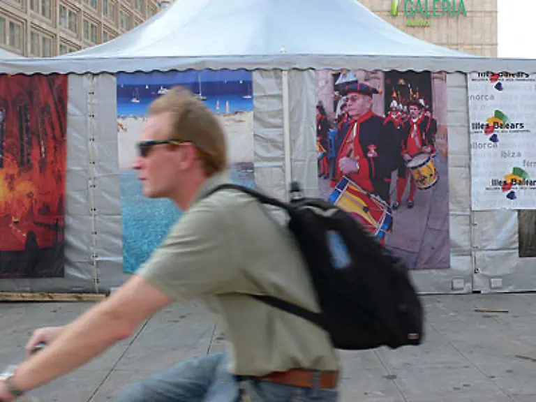 und-Passanten-etwa-durch-grossformatige-Plakate