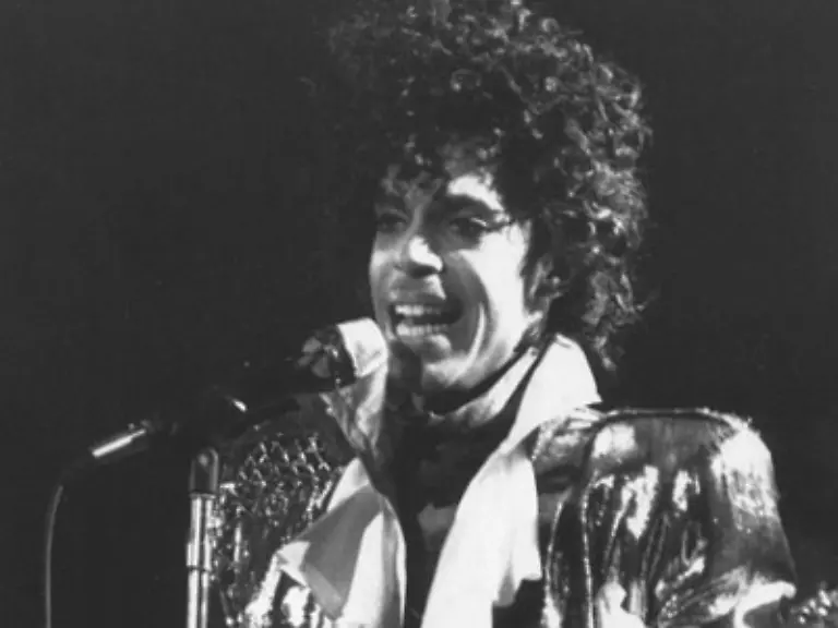 1958-erblickte-Prince-Rogers-Nelson-Sohn-eines-schwarzen-Jazz-Musikers-und-einer-weissen-Saengerin-in-Minneapolis-das-Licht-der-Welt-Am-7-Juni-wurde-er-unglaubliche-50