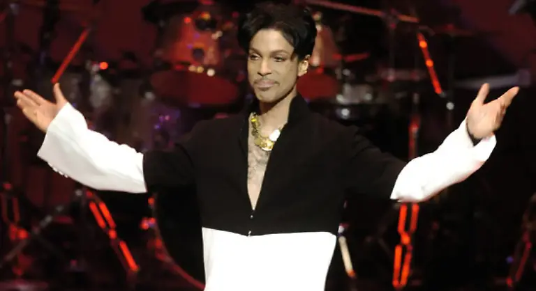 und-mit-dem-Soundtrack-Album-zum-gleichnamigen-Film-Purple-Rain-zwei-Jahre-spaeter-der-Aufstieg-zum-Superstar