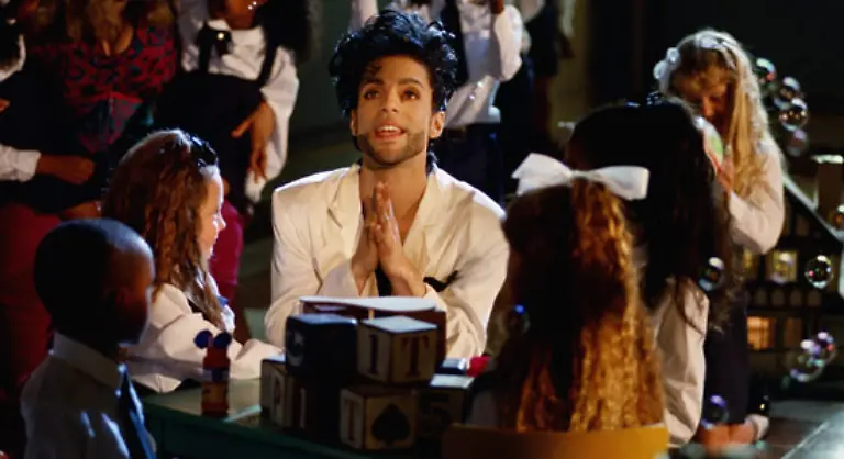 Nach-einer-laengeren-Flaute-in-der-er-unter-anderem-das-religioes-gefaerbte-Album-Rainbow-Children-produzierte