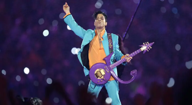 In-der-riesigen-O2-Arena-verwirrte-Prince-allerdings-viele-Fans-Die-21-Nights-in-London-Tour-sei-die-letzte-bei-der-er-seine-Greatest-Hits-live-darbieten-werde