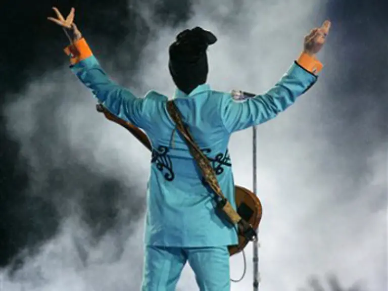 Wenn-das-nicht-nur-wieder-ein-PR-Gag-war-duerfte-London-der-letzte-Ort-gewesen-sein-an-dem-man-Prince-mit-Songs-wie-Purple-Rain-Kiss-Girls-And-Boys-oder-Let-s-Go-Crazy-auf-der-Buehne-erleben-konnte