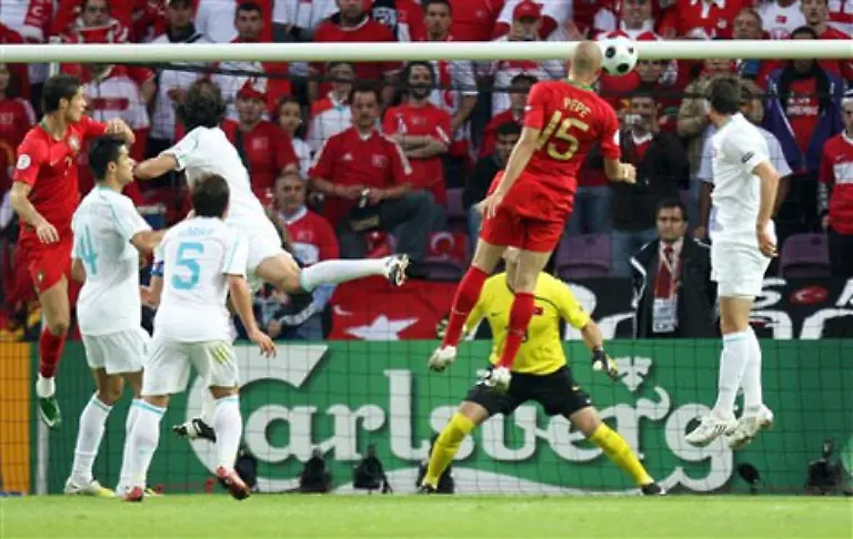 Im-Duell-zwischen-Portugal-und-der-Tuerkei-stand-der-portugiesische-Abwehrspieler-Pepe-in-der-17-Minute-nach-Flanke-von-Simao-goldrichtig-und-bugsierte-das-Runde-mit-dem-Runden-ins-Eckige