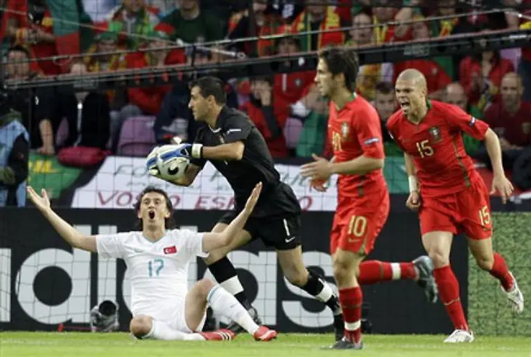 Premiere-Nr-1-Der-Tuerke-Tuncay-versuchte-sich-in-der-13-Minute-als-erster-Spieler-an-einem-Schwaelbchen-allerdings-vergeblich-weil-doch-recht-klaeglich