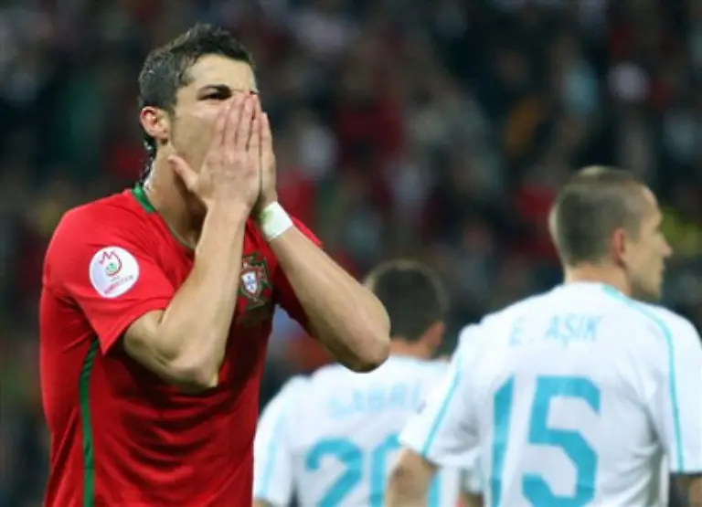 Premiere-Nr-2-Portugals-Superstar-Cristiano-Ronaldo-setzte-in-der-38-Minute-das-Spielgeraet-Europass-per-Freistoss-erstmals-an-den-rechten-Pfosten