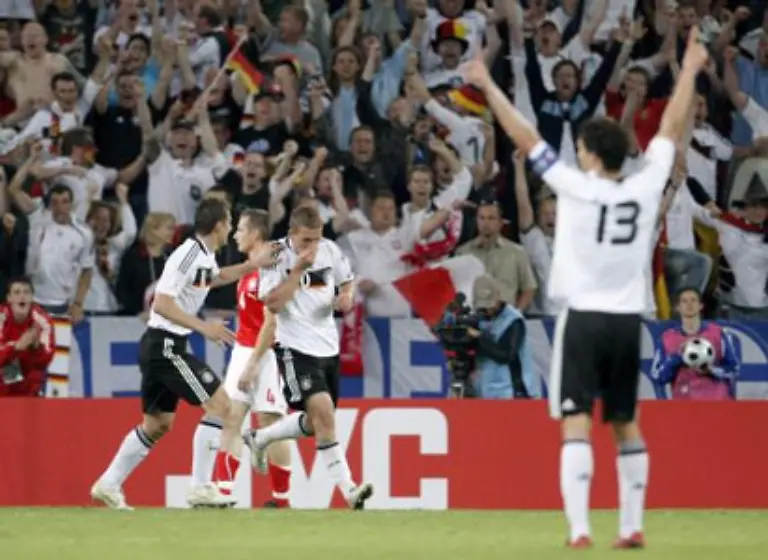 Podolski-traf-vor-30-000-Zuschauern-im-Woerthersee-Stadion-in-Klagenfurt-in-der-20-und-72-Minute