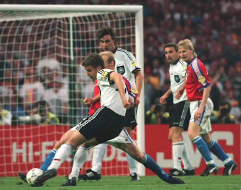 Damals-war-dem-DFB-Team-im-Finale-das-bis-zum-Spiel-gegen-Polen-letzte-Stuermertor-und-auch-der-letzte-Sieg-in-einem-EM-Spiel-gelungen