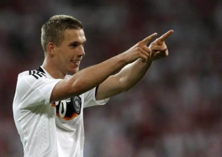 In-der-20-Minute-zeigte-Podolski-trotz-Mittelfeldparts-dass-er-eigentlich-ein-Torjaeger-ist