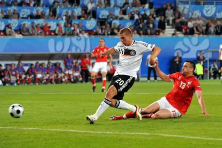 Ein-Zuspiel-von-Klose-aus-abseitsverdaechtiger-Position-verwandelte-er-ohne-Probleme-zum-1-0
