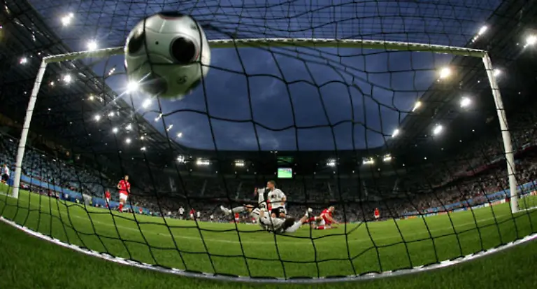 Der-polnische-Keeper-Artur-Boruc-war-chancenlos