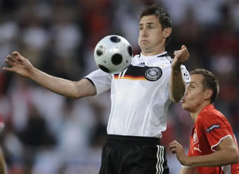 Klose-und-Mario-Gomez-brachten-aber-in-der-4-Minute-das-Kunststueck-fertig-das-beinahe-leere-polnische-Tor-nicht-zu-treffen