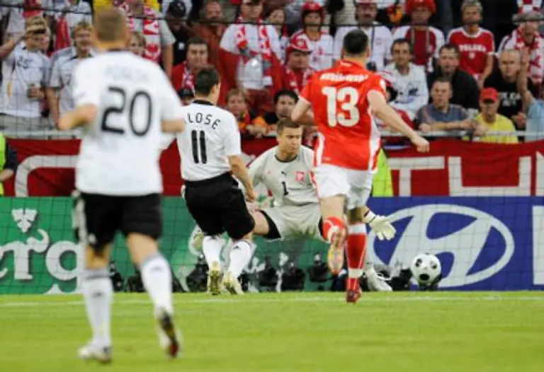 Der-Bayern-Stuermer-lief-nach-einem-Pass-von-Michael-Ballack-alleine-auf-Boruc-zu-legte-dann-aber-uneigennuetzig-quer-auf-den-mitgeeilten-Gomez