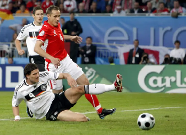 Der-rutschte-in-den-Ball-traf-ihn-aber-nur-mit-der-Fussspitze-So-kullerte-das-Spielgeraet-statt-ins-leere-Tor-um-Zentimeter-am-rechten-Pfosten-vorbei
