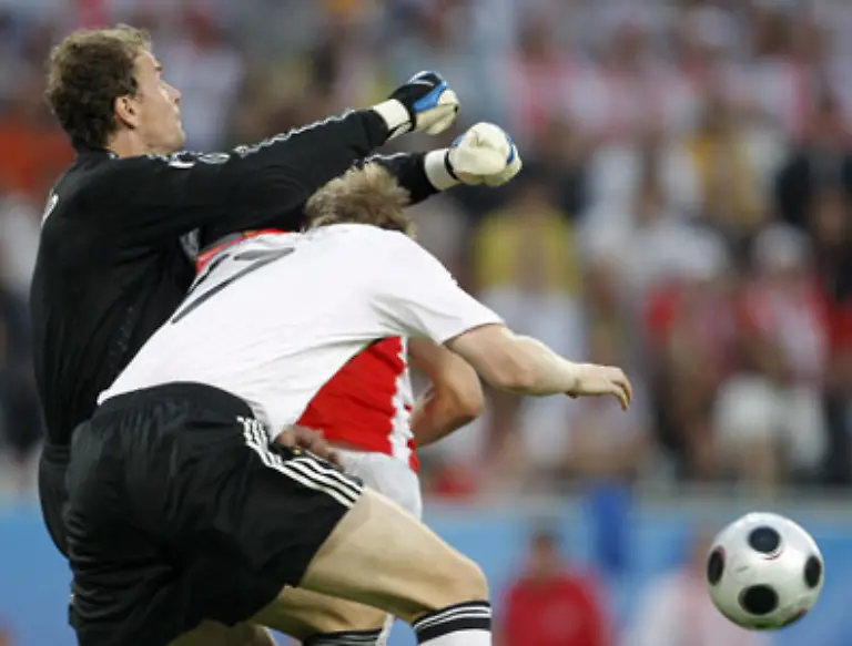 Der-deutsche-Keeper-zeigte-nach-30-Sekunden-bei-einer-Flanke-von-Wojciech-Lobodzinski-eine-erste-Unsicherheit-und-liess-den-Ball-vor-die-Fuesse-von-Jacek-Krzynowek-prallen