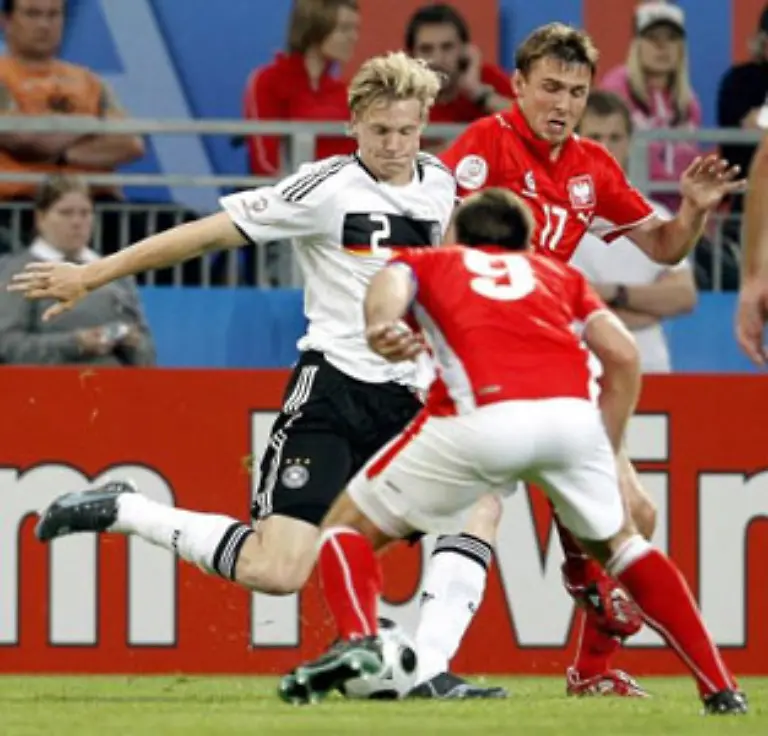 Marcell-Jansen-hatte-auf-der-linken-Abwehrseite-grosse-Muehe-mit-dem-Angreifer-von-Wisla-Krakau