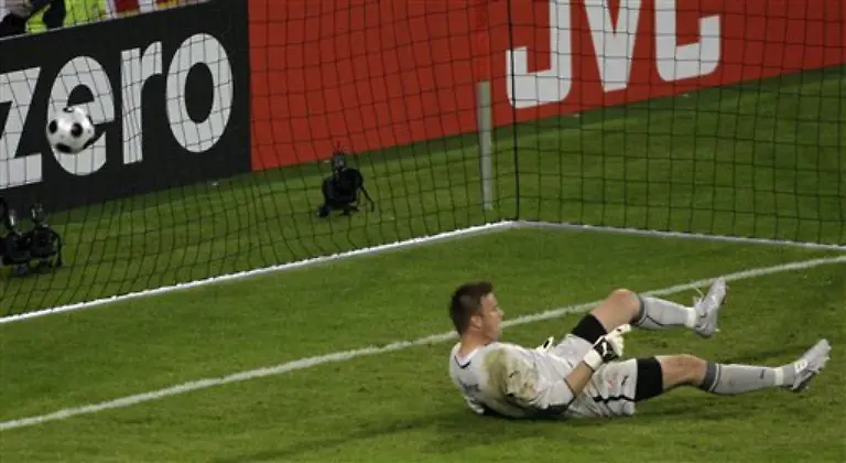 Zur-Pause-stand-es-folgerichtig-1-0-fuer-Deutschland-weil-nur-Lukas-Podolski-getroffen-hatte