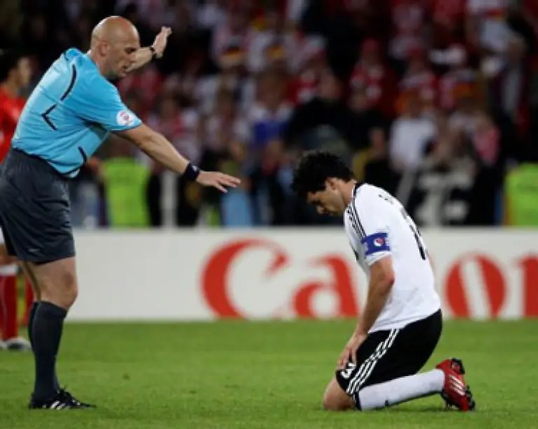 Die-deutsche-Mannschaft-bei-der-Kapitaen-Michael-Ballack-bemueht-war-jedoch-keine-entscheidenden-Akzente-zu-setzen-vermochte-konnte-sich-nach-Wiederanpfiff-zunaechst-nicht-mehr-ueberzeugend-in-Szene-setzen