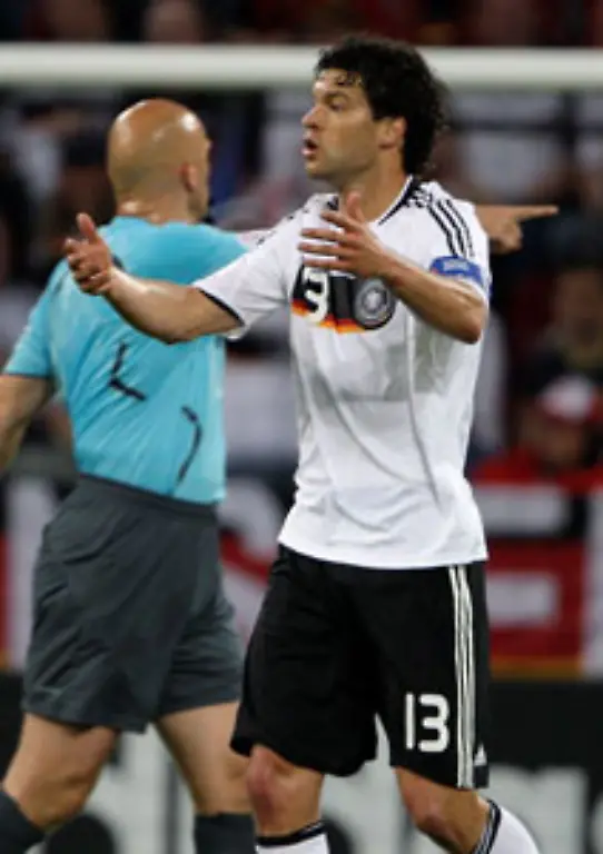 In-der-70-Minute-leitete-Kapitaen-Ballack-mit-seiner-besten-Szene-die-vorgezogene-Schlussoffensive-der-DFB-Elf-ein