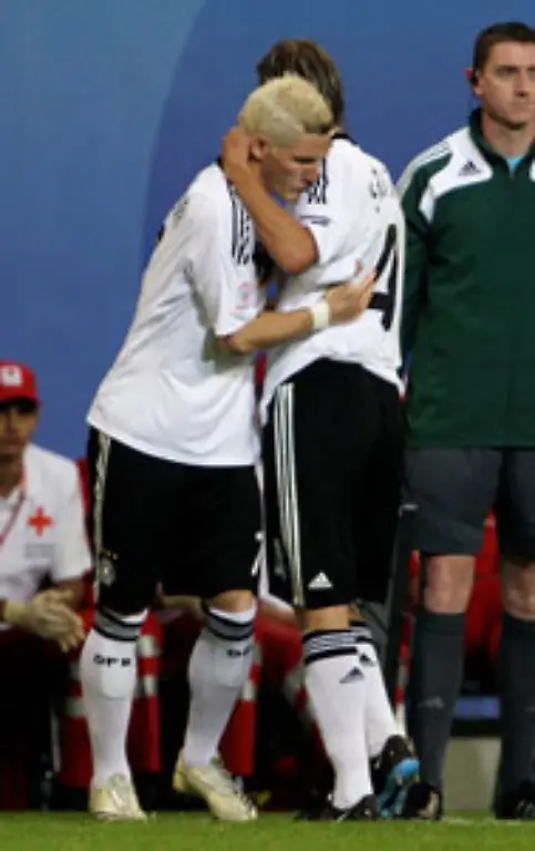 Kurz-darauf-saebelte-Klose-nach-einer-Hereingabe-des-eingewechselten-Schweinsteiger-ueber-den-Ball