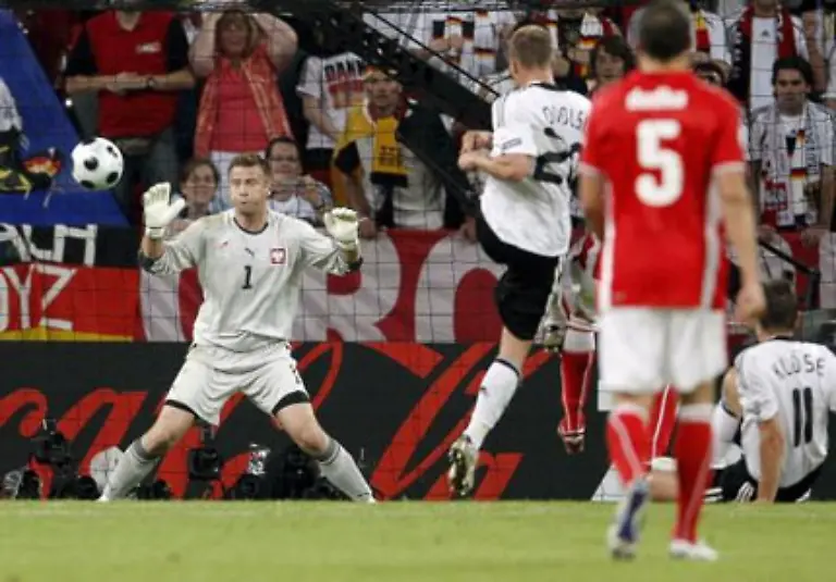 und-jagte-den-Ball-mit-perfekter-Schusstechnik