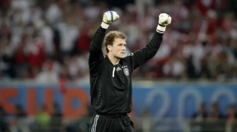 Doch-hinter-sich-greifen-musste-Jens-Lehmann-an-diesem-Abend-nur-nach-einem-Abseitstor-durch-Ebi-Smolarek