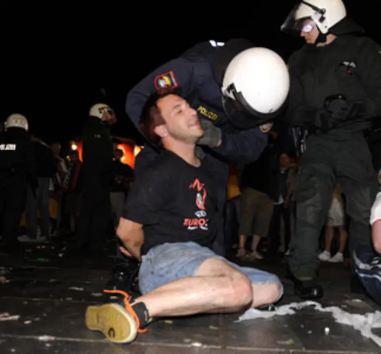 Unerfreulich-In-Klagenfurt-musste-die-Polizei-140-deutsche-Hooligans-festnehmen-die-polnische-Fans-mit-rassistischen-Beleidigungen-provozieren-wollten