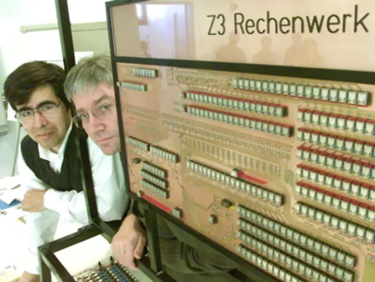 Die-Z3-von-Konrad-Zuse-der-erste-programmierbare-Rechner-der-Welt-schaffte-1941-etwa-0-3-Flops-pro-Sekunde-ein-Petaflop-s-ist-mehr-als-3000-Millionen-mal-schneller