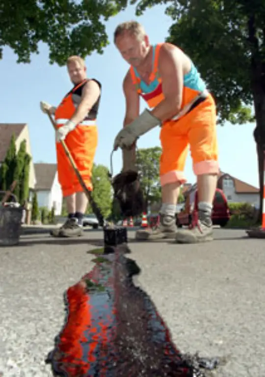 Ausserdem-findet-das-bei-der-Raffination-anfallende-Bitumen-Verwendung-im-Strassenbau