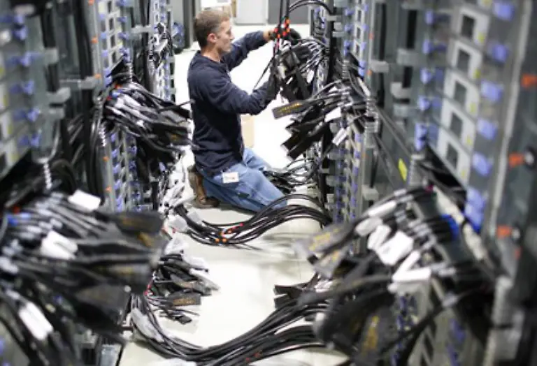 Kurz-vor-dem-Stichtag-herrscht-bei-Ingenieuren-und-Programmieren-hektische-Betriebsamkeit-Die-frisch-installlierten-Rechner-muessen-auf-Hoechstleistung-getrimmt-werden-um-vordere-Plaetze-einzunehmen-die-sie-oft-schon-sechs-Monate-spaeter-wieder-einbuessen