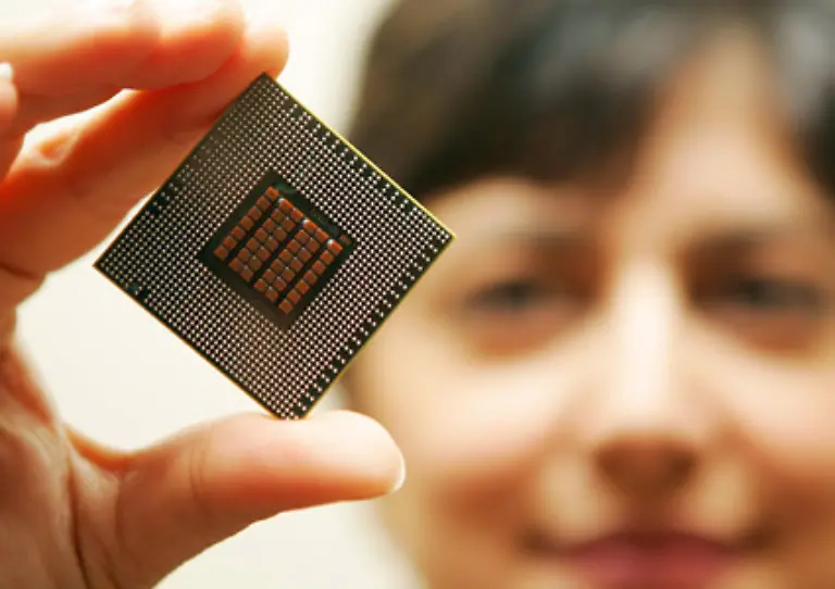 Der-neue-RoadRunner-wird-aus-6912-Dual-Core-Prozessoren-von-AMD-zusammengefuegt-Diese-sind-mit-12-960-Cell-Prozessoren-von-IBM-verknuepft-eine-neue-Kombination